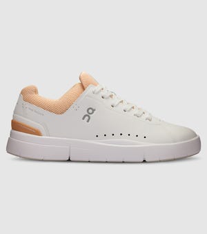 ON THE ROGER ADVANTAGE C WOMENS WHITE SAVANNAH The Athlete's Foot