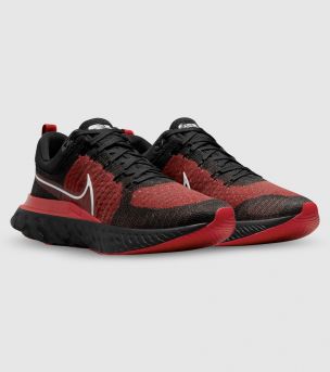 men maroon nike shoes